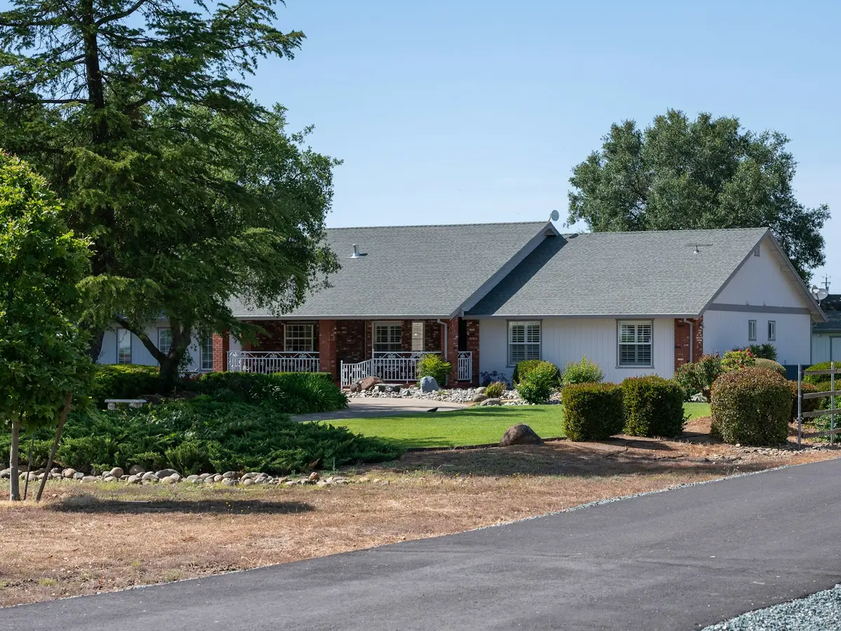 Ranch-style home with mature landscaping like many across Centerville